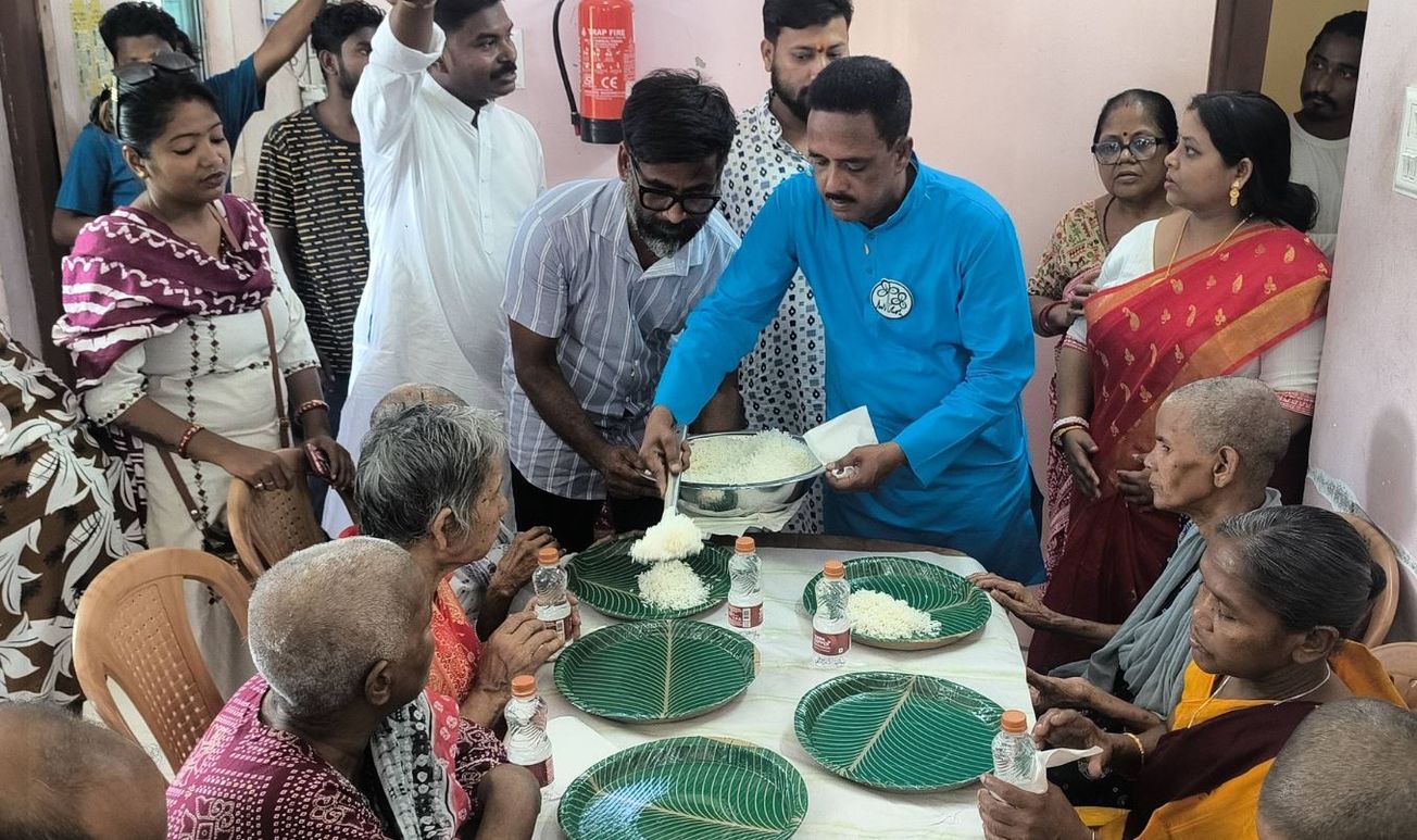 পয়লা বৈশাখে ‘স্বপ্নানীড়’-এ মানবিক মুহূর্ত, ভবঘুরেদের সঙ্গে সময় কাটিয়ে মধ্যাহ্নভোজ করালেন প্রদীপ সরকার!