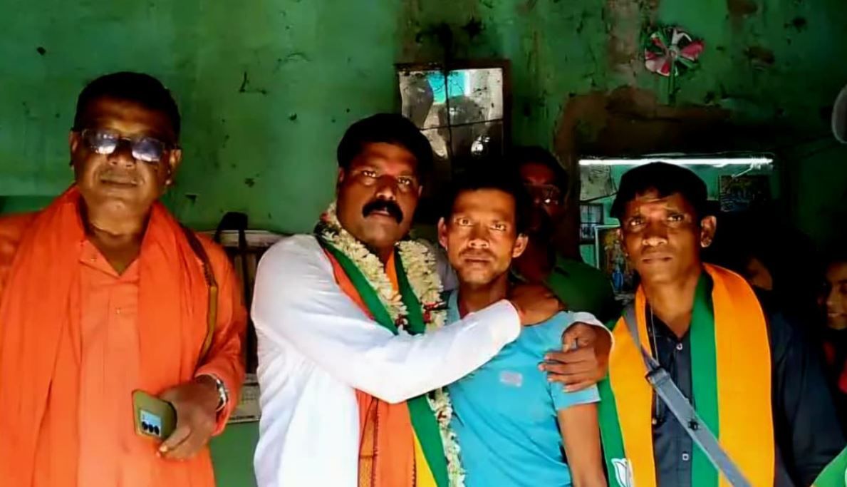 সাংসদ দেবের গ্রামেই উন্নয়নের অভিযোগ, কেশপুরে বিক্রম অধিকারীর বাড়ি ঘিরে তুঙ্গে রাজনৈতিক তরজা!