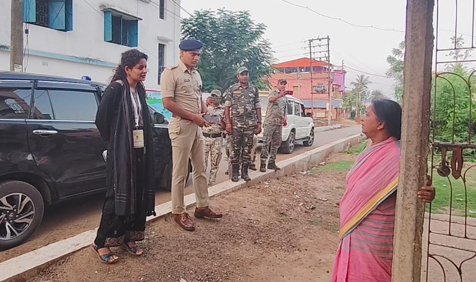 ভয়মুক্ত ভোটের বার্তা ঝাড়গ্রামে, রাস্তায় নামলেন জেলাশাসক-এসপি; CAPF-রাজ্য পুলিশের কড়া রুটমার্চ!