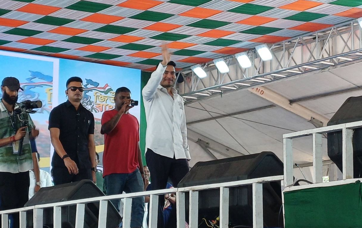 হেলিকপ্টারে কুলটিকরীতে অভিষেক, জনসভায় উপচে পড়ল সমর্থকদের ঢল!