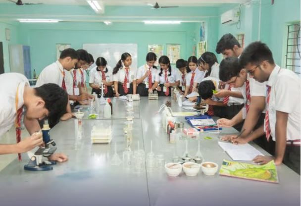 CBSE দশমে নজিরবিহীন সাফল্য, ১০০% নম্বর পেয়ে শীর্ষে শ্রীজিতা—খড়গপুরের গ্রিফিনস স্কুলে গৌরবের ঝলক!