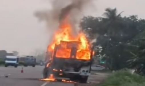 ডেবরায় চলন্ত লরিতে ভয়াবহ আগুন, জাতীয় সড়কে আতঙ্ক ও যানজট!