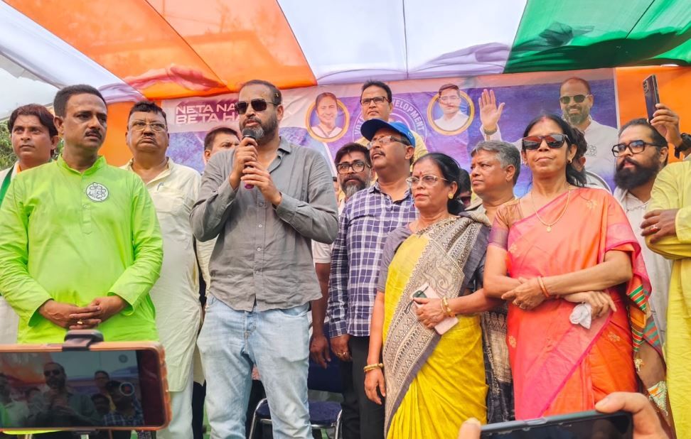 খড়গপুরে জমজমাট ভোট লড়াই—তারকাদের উপস্থিতিতে তৃণমূল-বিজেপির শক্তিপ্রদর্শন!