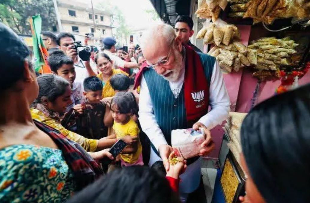 ঝাড়গ্রামে হঠাৎ চমক—ঝালমুড়ির দোকানে থামলেন মোদী, জমল আড্ডা ও হাসির মুহূর্ত!