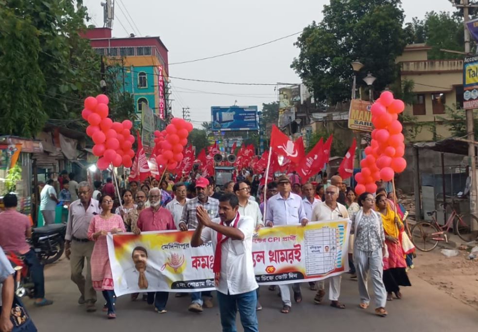 মেদিনীপুরে লাল ঝান্ডার জোয়ার! তৃণমূল-বিজেপিকে চ্যালেঞ্জ ছুঁড়ে বামফ্রন্টের শক্তিপ্রদর্শন!
