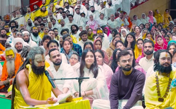 অক্ষয় তৃতীয়ায় বৃন্দাবনে বিরাট-অনুষ্কা! প্রেম আর আধ্যাত্মিকতার মুহূর্ত ভাইরাল!