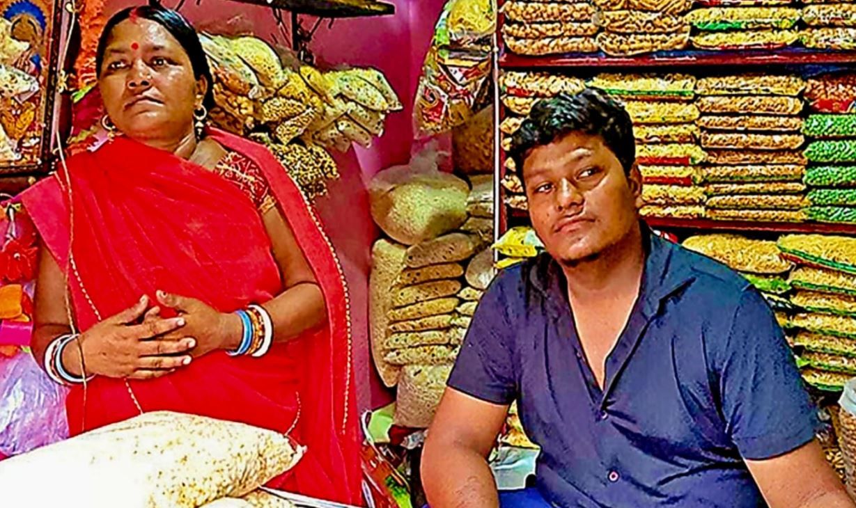 আগে থেকেই ক্যামেরা ছিল?’ বিতর্কে পাল্টা জবাব ঝাড়গ্রামের ঝালমুড়িওয়ালার!