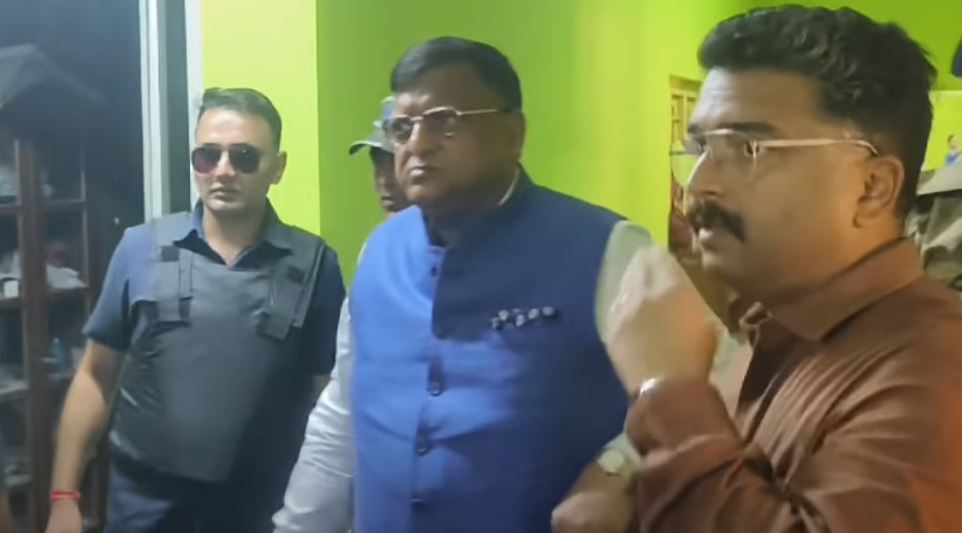 ভোটের আগে মেদিনীপুরে কড়া নজরদারি! বুথ ঘুরে দেখলেন মুখ্য নির্বাচনী আধিকারিক মনোজ আগরওয়াল!