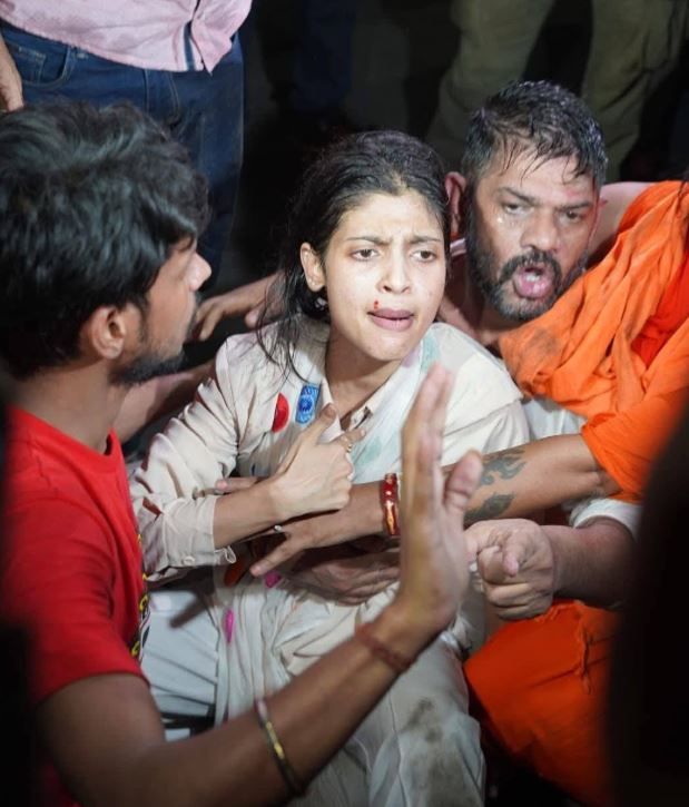 একবালপুরে তৃণমূল–বিজেপি সংঘর্ষ! বিজেপি প্রার্থী রাকেশ সিংয়ের নামে জোড়া FIR, গ্রেফতার ৯!