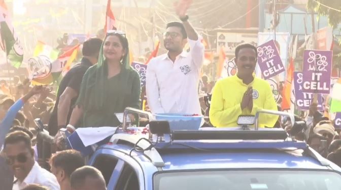 শেষ দিনে খড়্গপুরে তৃণমূলের ‘মেগা শো’! অভিষেক-জুনের রোড শোয়ে উপচে পড়ল ভিড়!