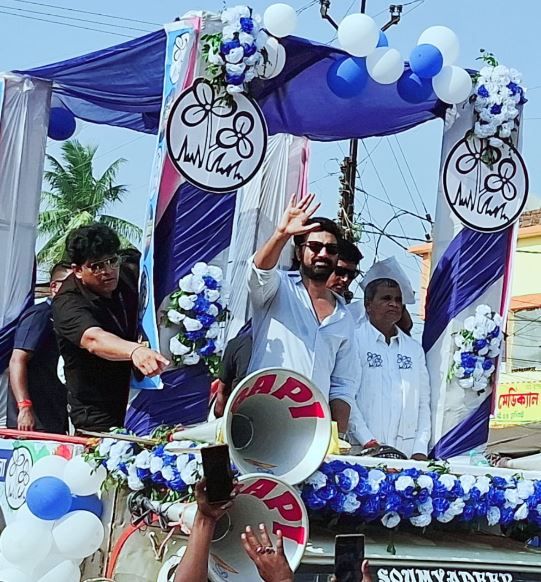 শেষ দিনে তৃণমূলের ‘স্টার ঝড়’! কেশিয়ারী–শালবনীতে শ্রীকান্ত মাহাতোর সমর্থনে দেবের রোড শো!