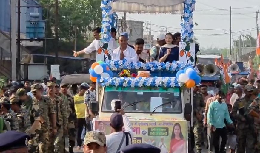 শেষ মুহূর্তে তারকার ঝলক—চন্দ্রকোনায় কোয়েল মল্লিকের রোড শো ঘিরে জনতার ঢল!