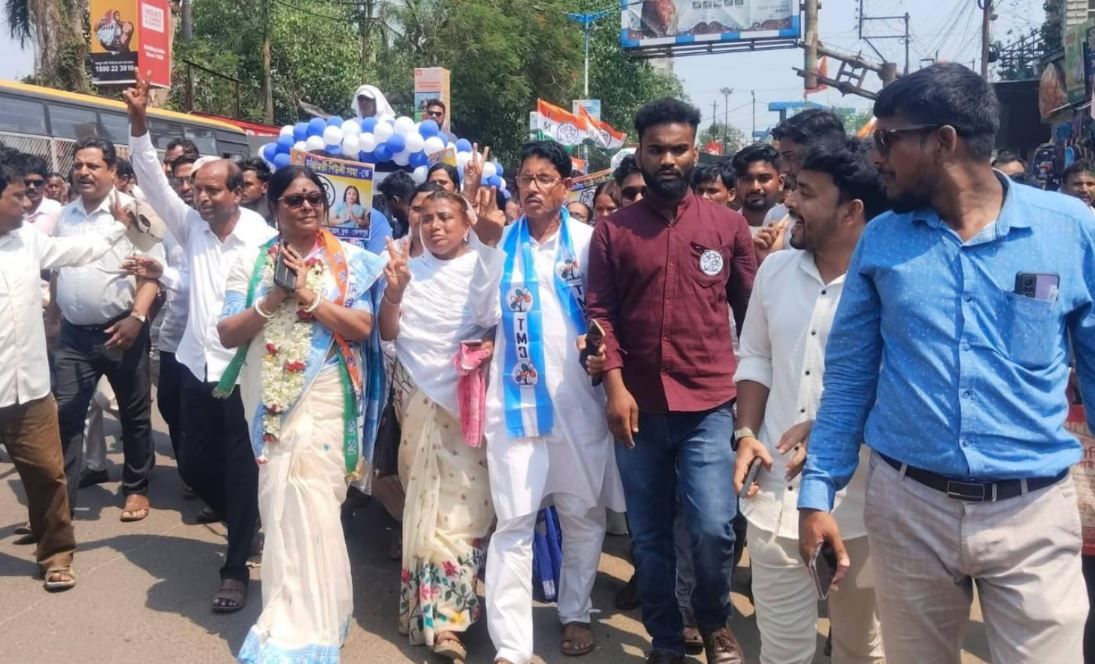 মেদিনীপুর শহর মনোনয়নপত্র জমা দিলেন রাজ্যের পঞ্চায়েত প্রতিমন্ত্রী কেশপুর বিধানসভা কেন্দ্রের তৃণমূল কংগ্রেস প্রার্থী শিউলি সাহা!