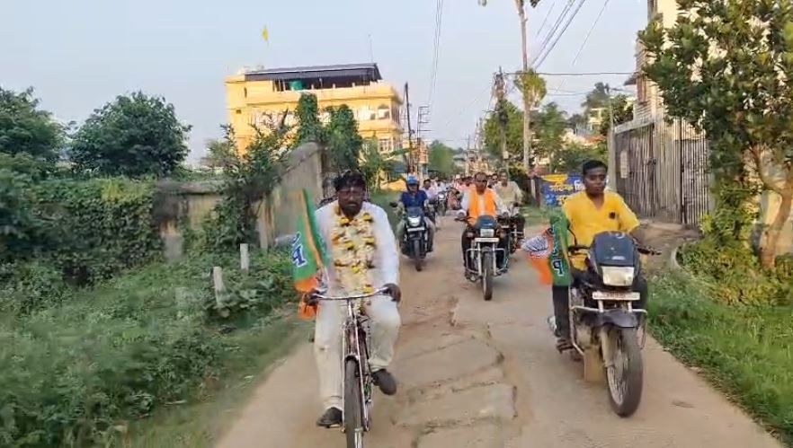সাইকেলে চড়ে প্রচারে ঝড়—ঘাটালে বিজেপি প্রার্থী শীতল কপাটের ব্যতিক্রমী জনসংযোগ!