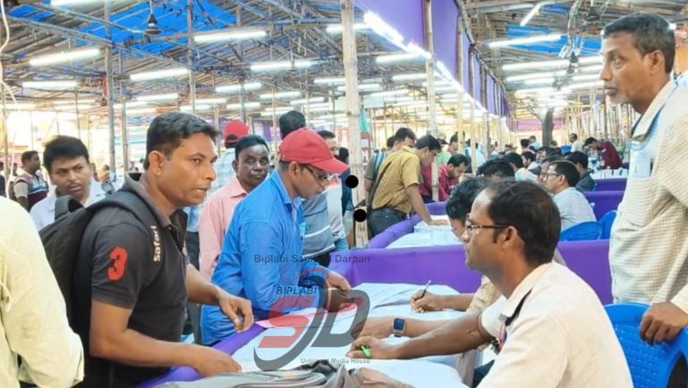 প্রথম দফার ভোটের আগে পশ্চিমমেদিনীপুরে তুঙ্গে প্রস্তুতি, ডিসিআরসি সেন্টারে ইভিএম বিতরণে কড়া নজরদারি!