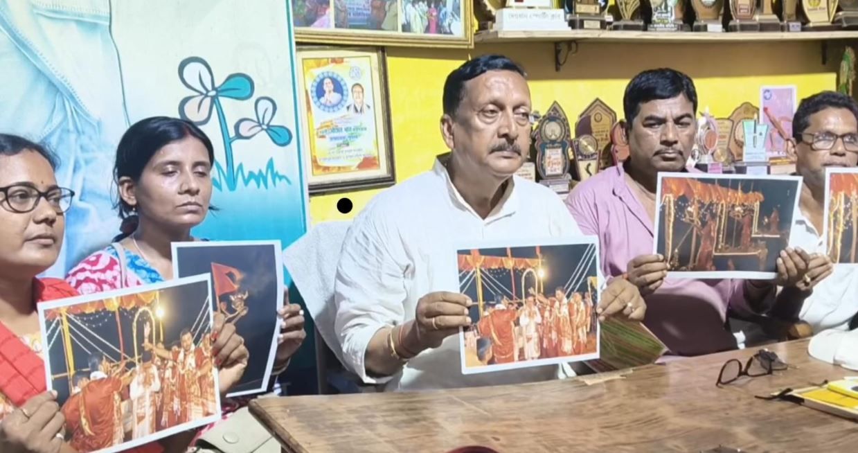 মেদিনীপুরে স্কুলে রাজনৈতিক লিফলেট বিতরণের অভিযোগ, তৃণমূলের তীব্র প্রতিবাদে চড়ল বিতর্ক!