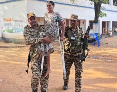 প্রতিবন্ধী ভোটারকে সহায়তায় মানবিক মুখ, বাঁকুড়া জেলার সলতোড়ার ভোটকেন্দ্রে নিরাপত্তা কর্মীদের উদ্যোগ!