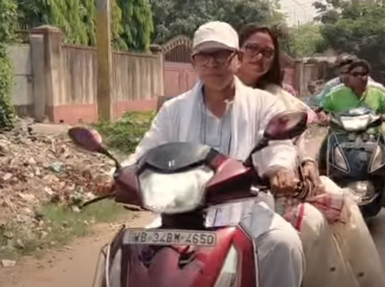 স্কুটিতে চেপে বুথে হাজির, সস্ত্রিক ভোট দিলেন তৃণমূল প্রার্থী সুজয় হাজরা!