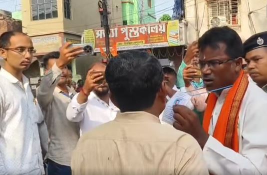 মেদিনীপুরে ভোট ঘিরে উত্তেজনা, বুথে প্রভাব খাটানোর অভিযোগ বিজেপি প্রার্থীর!