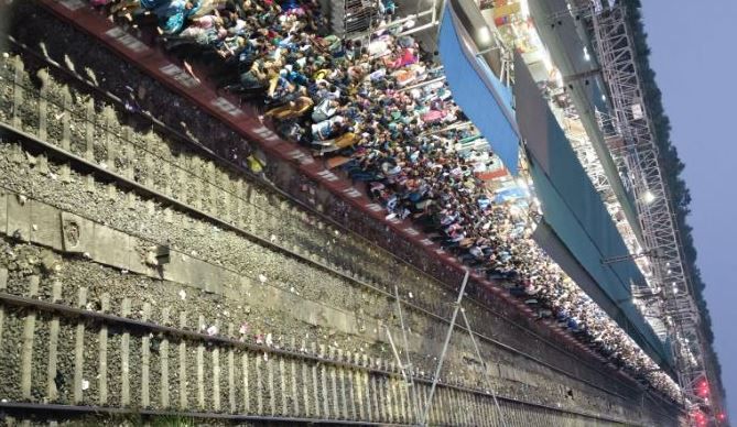 বাসের অভাবে ভোগান্তি চরমে, ভোটের আগে পাঁশকুড়া স্টেশনে উপচে পড়া ভিড়!