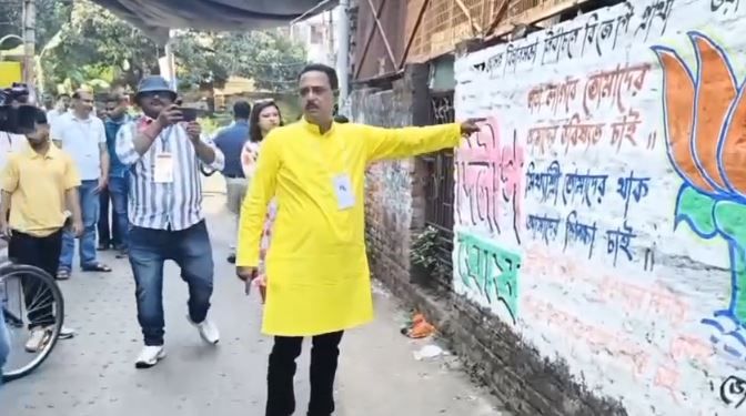 খড়্গপুরে ভোটকেন্দ্রের বাইরে বিজেপির পতাকা! অভিযোগে সরব তৃণমূল প্রার্থী প্রদীপ সরকার!