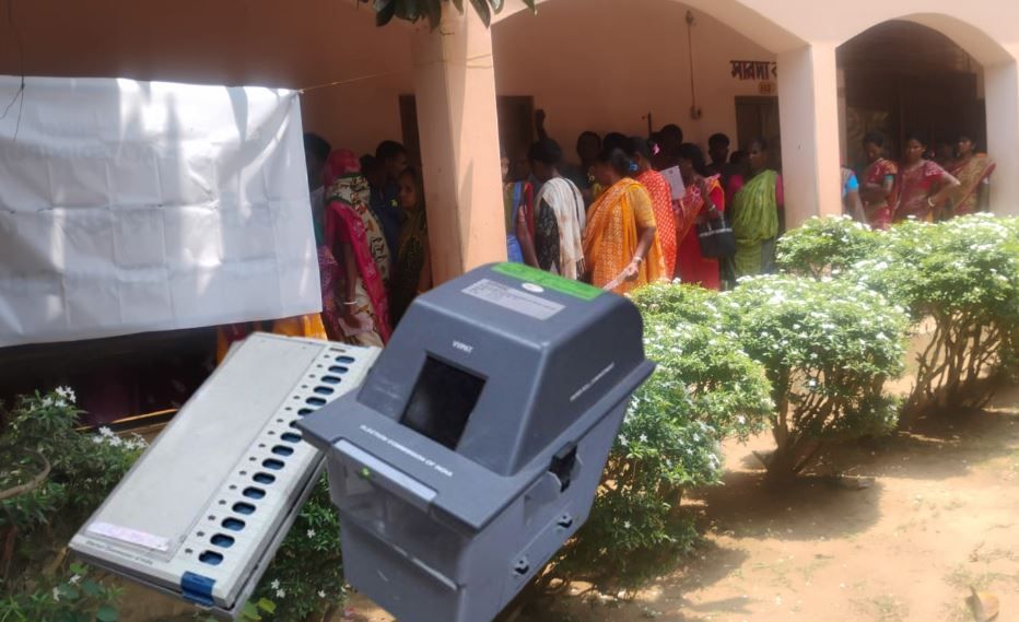 ভোটের সকালেই ইভিএম বিপর্যয়! একাধিক জেলায় মেশিন খারাপ, দেরিতে শুরু ভোটগ্রহণ!