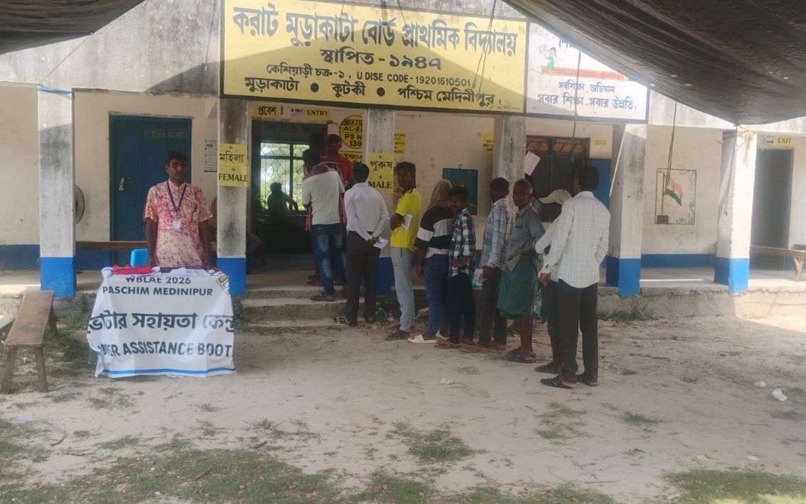 কেশিয়াড়ি-নারায়ণগড়ে শান্তিপূর্ণ ভোট, ১২টা পর্যন্ত প্রায় ৪০% ভোটদান—মহিলাদের লম্বা লাইনে নজর!