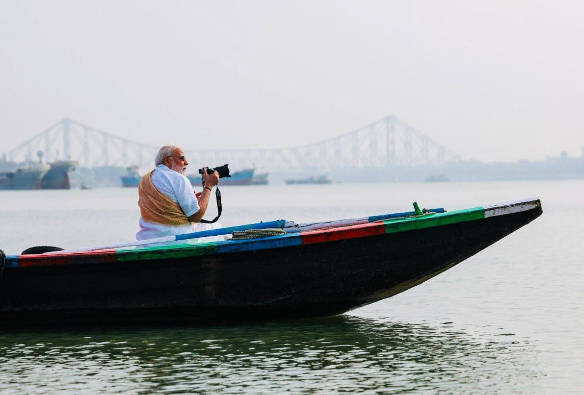 গঙ্গার বুকে প্রধানমন্ত্রী! প্রিন্সেপ-আউটরাম ঘাটে মোদীর নৌকাবিহার ঘিরে চাঞ্চল্য!