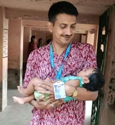 ঘাটালে ভোটের লাইনে মানবিকতার ছবি! দুধের শিশুকে কোলে তুলে নিলেন BLO!