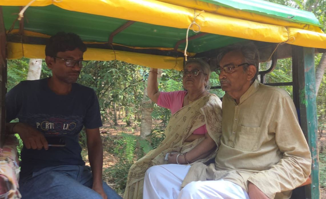 দাপুটে মন্ত্রী থেকে সাদামাঠা ভোটার! টোটো চেপে বুথে সূর্যকান্ত মিশ্র, নজর কাড়ল সরলতা!