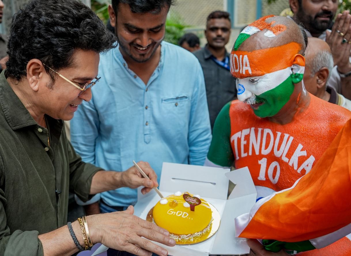 ‘ক্রিকেটের ঈশ্বর’-এর জন্মদিনে উৎসবের আমেজ! ৫৩-তে পা রাখলেন সচিন!