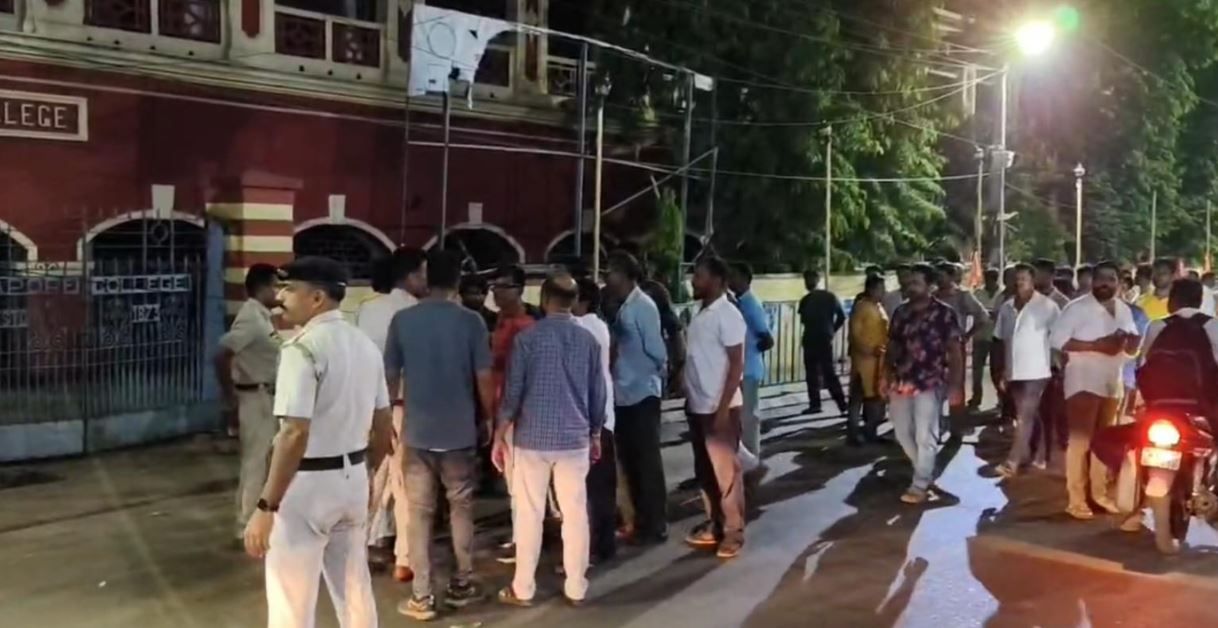 স্ট্রং রুমের সামনে তপ্ত মেদিনীপুর! বিজেপি-তৃণমূলের সংঘাত, পুলিশ নামতেই পরিস্থিতি নিয়ন্ত্রণে!