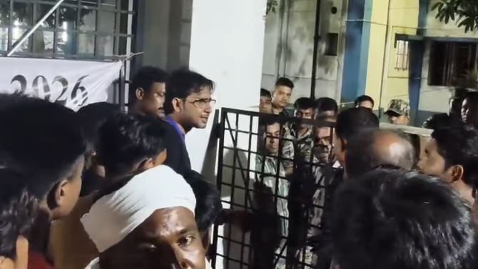 “চাকরি যাবে, বাংলায় থাকতে পারবেন না”—স্ট্রং রুমে উত্তেজনা, বিস্ফোরক মন্তব্যে বিতর্কে বায়রন বিশ্বাস!