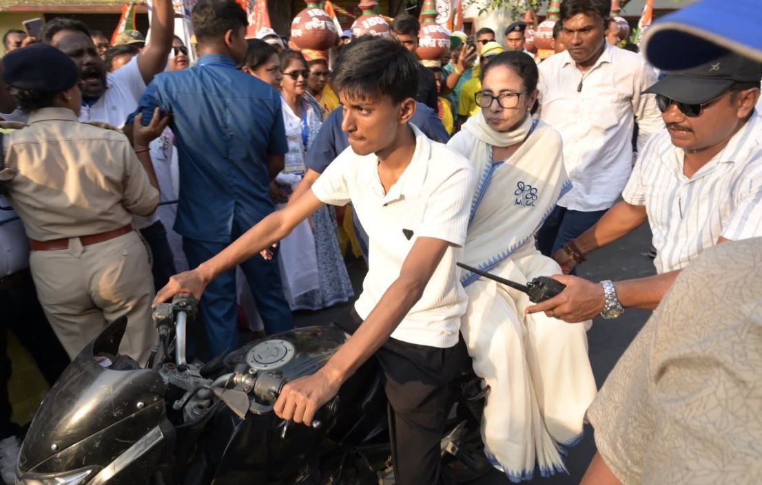 বাইকে চড়ে প্রচারে মমতা বন্দ্যোপাধ্যায়, দমদম উত্তর-ভবানীপুরে জনস্রোত—বিজেপিকে তীব্র আক্রমণ!