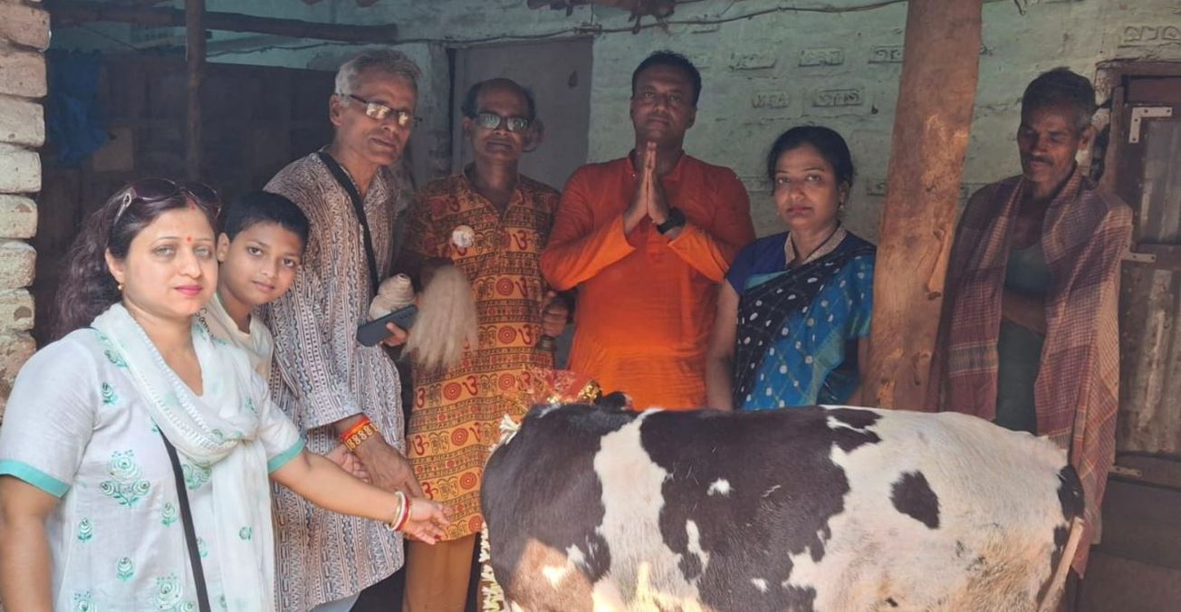 টালিগঞ্জে ‘গো মাতার’ পূজা ঘিরে বিতর্ক, গোহত্যা নিষিদ্ধের দাবিতে সরব হিন্দুমহাসভা!