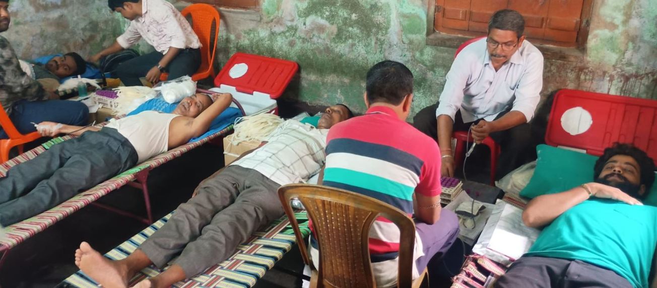 গ্রীষ্মের রক্ত সংকটে মানবিক দৃষ্টান্ত—মেদিনীপুরে ১০১ জনের রক্তদান শিবির!