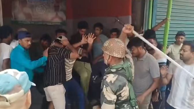 ভোটের আগে হাওড়ায় অশান্তি—বিজেপির রোডশো ঘিরে তৃণমূল-বিজেপি সংঘর্ষ, লাঠিচার্জ পুলিশের!