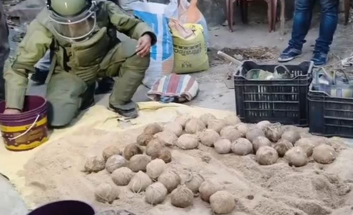 ভোটের আগে ভাঙড়ে চাঞ্চল্য—তৃণমূল কর্মীর বাড়ির পেছন থেকে উদ্ধার ৯টি তাজা বোমা!