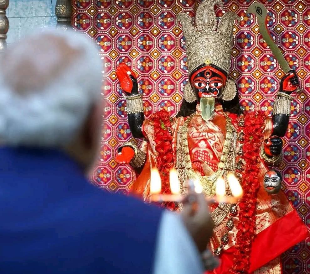 রোডশোর আগে ঠনঠনিয়া কালীবাড়িতে মোদীর পূজা—নিয়ম মেনে আচার পালন ঘিরে চর্চা!