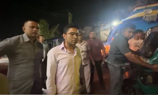 প্রচারের মাঝেই মানবিক মুখ—ডায়মন্ড হারবারের ফতেপুরে দুর্ঘটনাগ্রস্তদের পাশে দাঁড়ালেন অভিষেক বন্দ্যোপাধ্যায়!