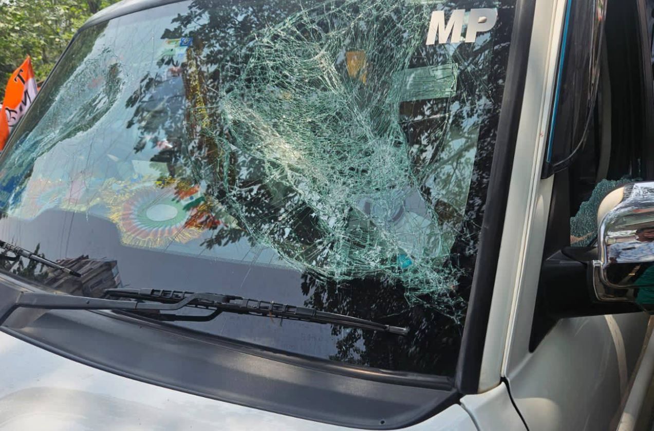 আরামবাগে উত্তেজনা চরমে—তৃণমূল সাংসদের গাড়ি ভাঙচুর, আঙুল উঠল বিজেপির দিকে!