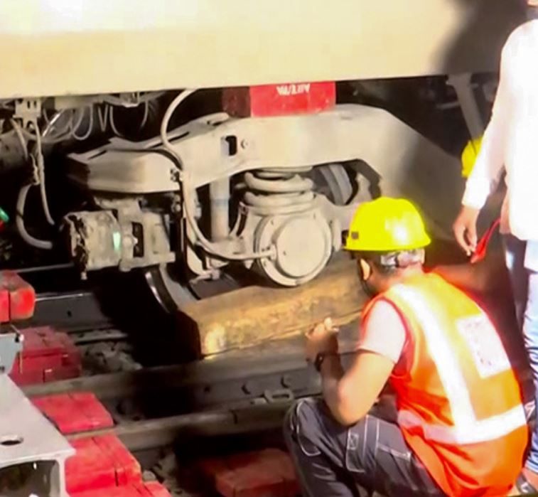 পুনে স্টেশনে ঢোকার মুখে লাইনচ্যুত বন্দে ভারত—অল্পের জন্য বড় দুর্ঘটনা এড়াল রেল