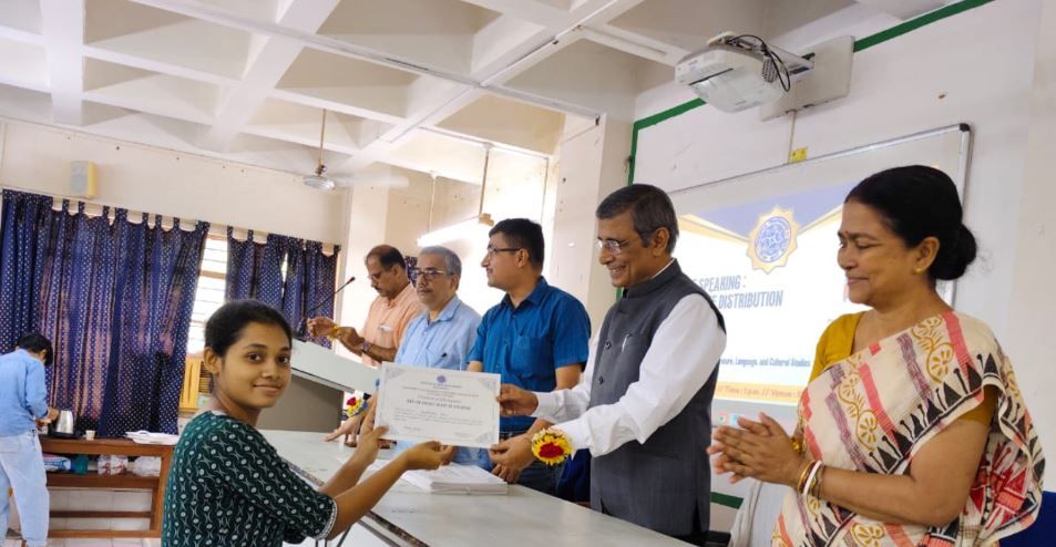 ‘আর্ট অব স্পিকিং’ কোর্সের জাঁকজমকপূর্ণ সমাপ্তি, বিদ্যাসাগর বিশ্ববিদ্যালয়ে শংসাপত্র বিতরণে উচ্ছ্বাস!