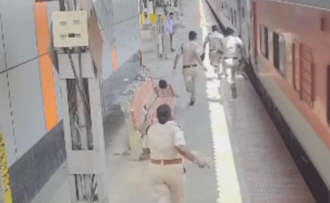 চলন্ত ট্রেনে উঠতে গিয়ে বিপদ! মেদিনীপুর স্টেশনে RPF-এর তৎপরতায় রক্ষা পেলেন যাত্রী!