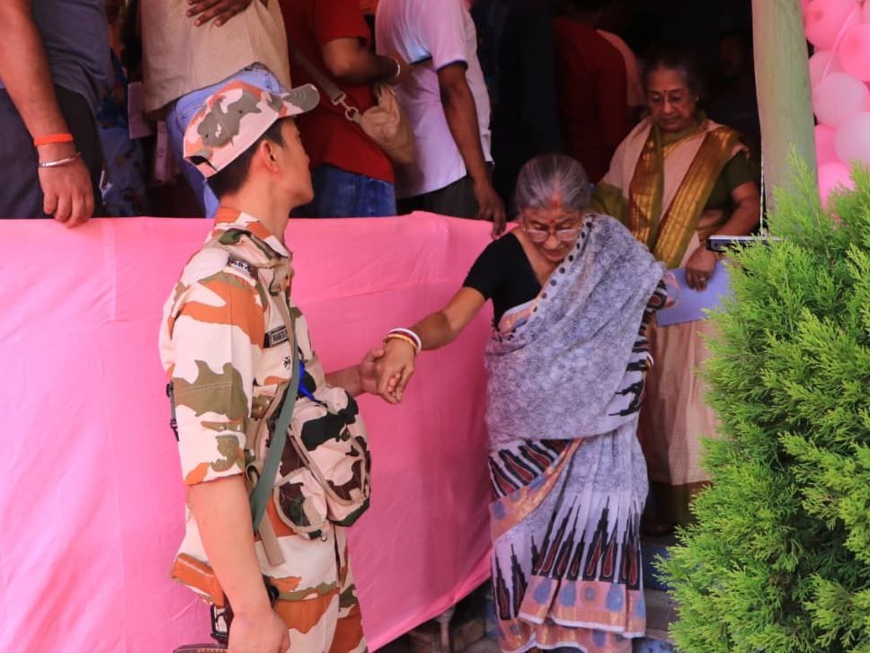 সংবেদনশীল পরিষেবার মানবিক দৃষ্টান্ত CRPF জওয়ানদের!