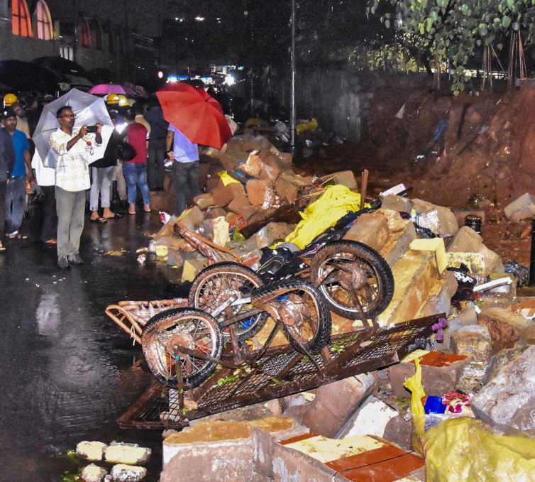 বেঙ্গালুরুতে মর্মান্তিক দুর্ঘটনা! হাসপাতালের কাছে দেয়াল ধসে মৃত ৭, জখম আরও অনেকে!