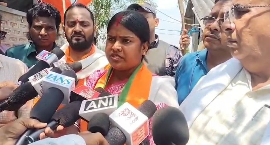 ভোটের আগে সুন্দরবনে জোর প্রচারে রেখা পাত্র, দলীয় কার্যালয় উদ্বোধনের পর ঘরে ঘরে জনসংযোগ!