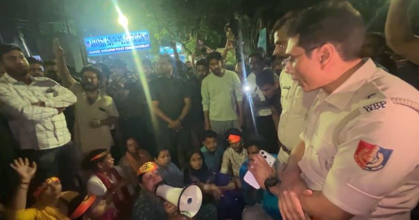 আসানসোলে প্রাচীন মন্দিরে ভাঙচুর ঘিরে তীব্র উত্তেজনা, থানা ঘেরাওয়ে বিজেপি, জিটি রোডে রাতভর বিক্ষোভ!