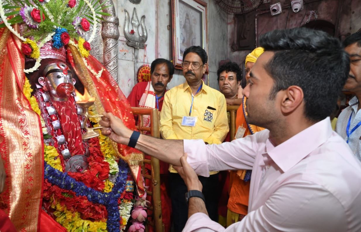 শনিবার তারাপীঠ মন্দিরে পুজো দেওয়ার পর জনসভা করলেনতৃণমূল কংগ্রেসের সর্বভারতীয় সাধারণ সম্পাদক অভিষেক বন্দ্যোপাধ্যায়!