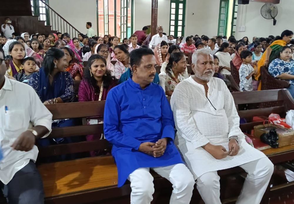 ইস্টারের আনন্দে মেলবন্ধন, খড়গপুর ইউনিয়ন চার্চে খ্রিস্টানদের পাশে প্রদীপ সরকার!